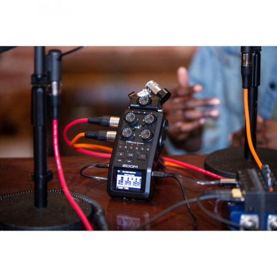 Zoom H6 All Black 6-Input / 6-Track Portable Handy Recorder with Single Mic Capsule (Black)
